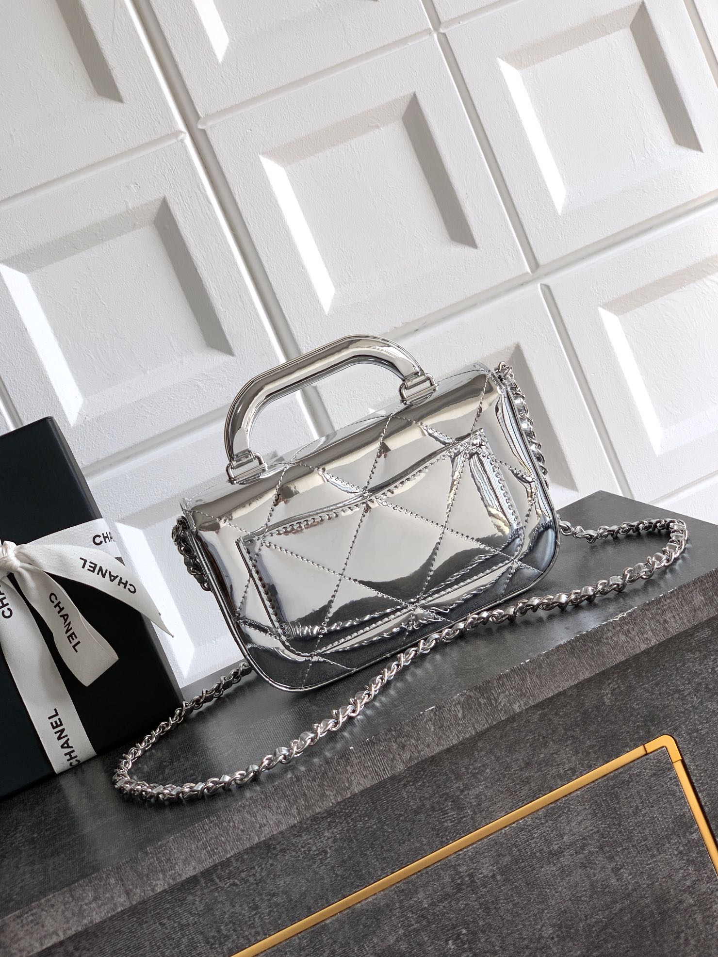 Kleine Clutch Mit Kette Kalbsleder Mit Spiegel-Effekt Silberfarbenes Metall Helles Silberfarben – Bild 4