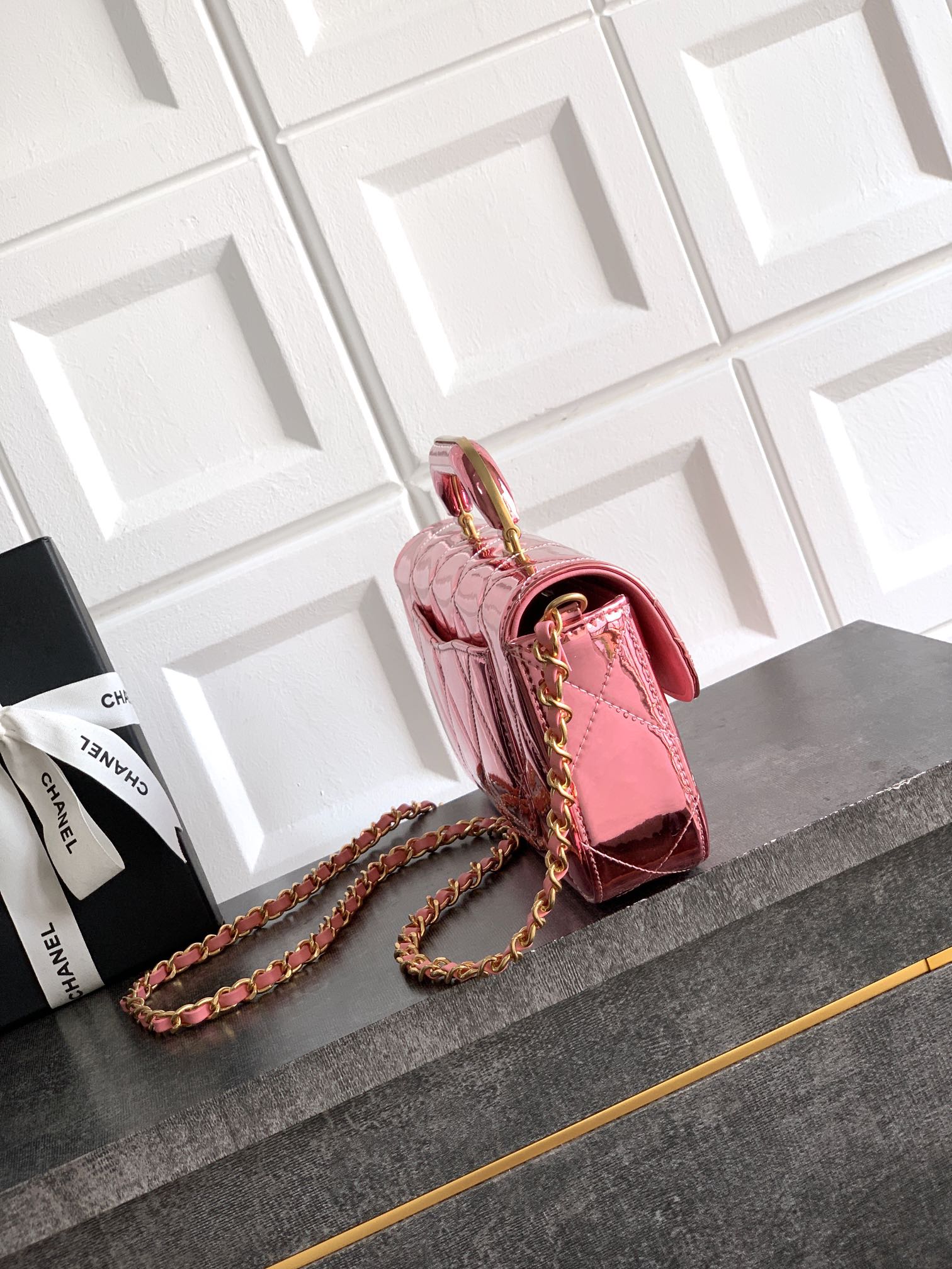 Grosse Pattentasche Mit Griff Kalbsleder In Spiegelglanzoptik Goldfarbenes Metall Fuchsie – Bild 8