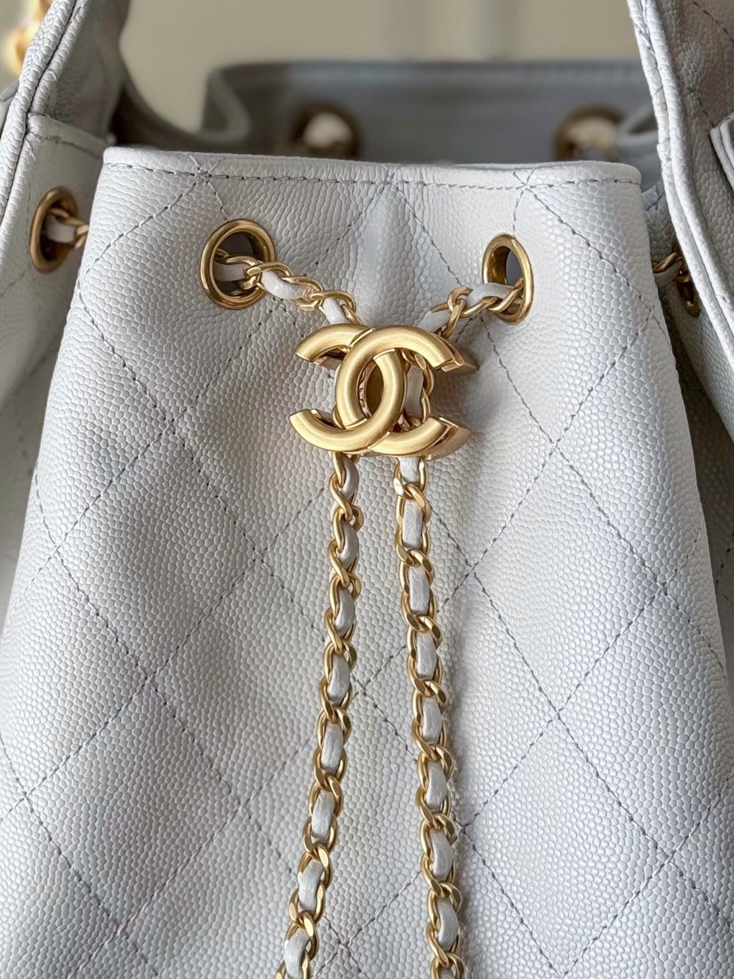 Kleine 25 Tasche Genarbtes Kalbsleder Goldfarbenes Metall Hellgrau – Bild 5
