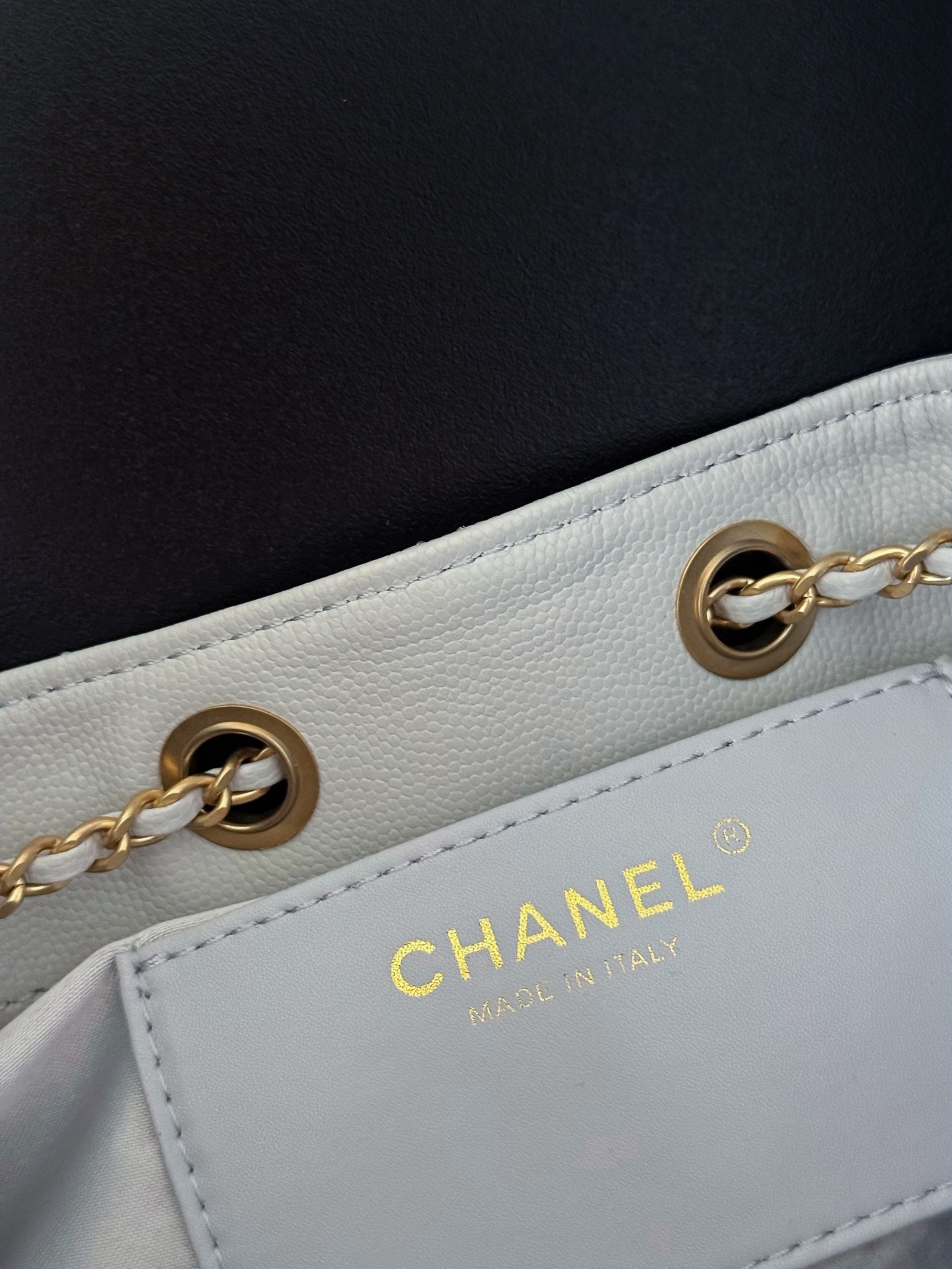 Kleine 25 Tasche Genarbtes Kalbsleder Goldfarbenes Metall Hellgrau – Bild 9