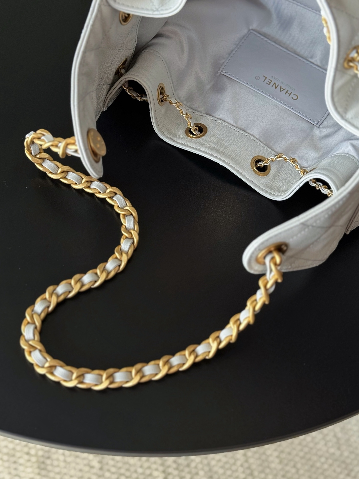 Kleine 25 Tasche Genarbtes Kalbsleder Goldfarbenes Metall Hellgrau – Bild 10