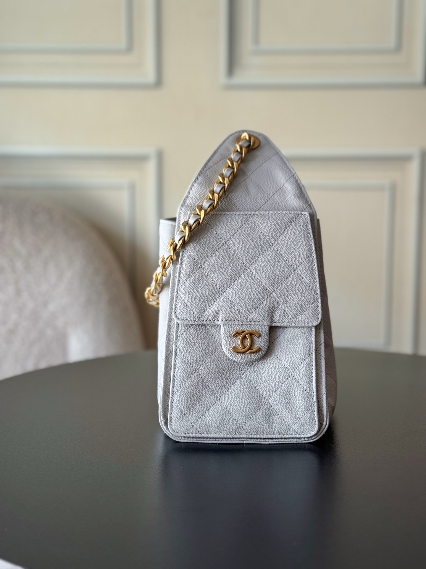 Kleine 25 Tasche Genarbtes Kalbsleder Goldfarbenes Metall Hellgrau – Bild 8