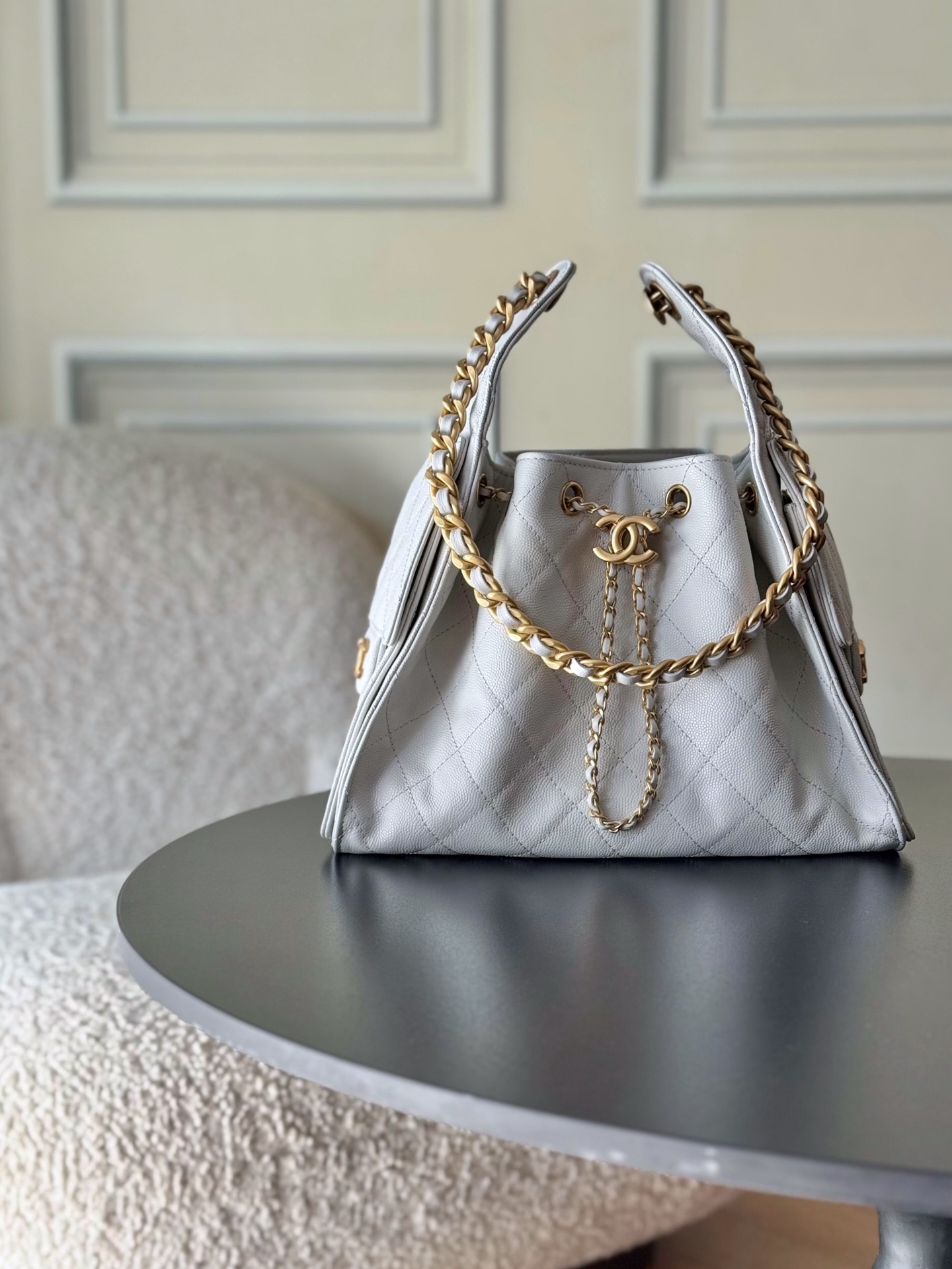 Kleine 25 Tasche Genarbtes Kalbsleder Goldfarbenes Metall Hellgrau – Bild 3
