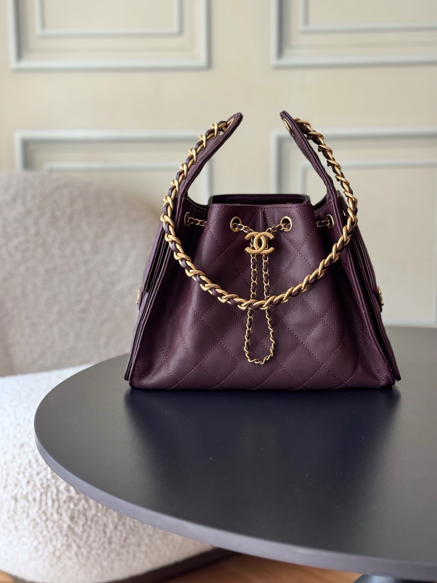 Kleine 25 Tasche Genarbtes Kalbsleder Goldfarbenes Metall Dunkler Rotwein – Bild 3