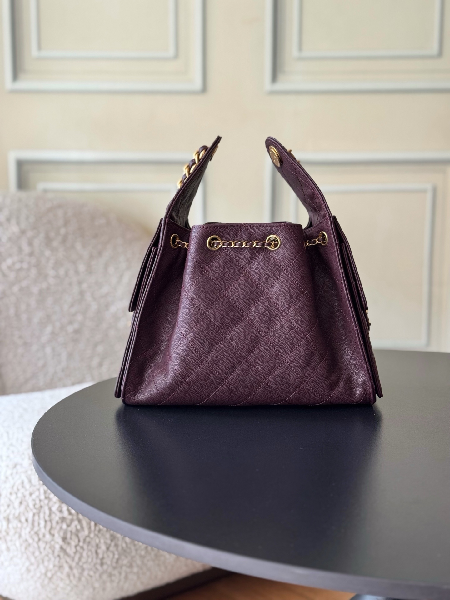 Kleine 25 Tasche Genarbtes Kalbsleder Goldfarbenes Metall Dunkler Rotwein – Bild 4