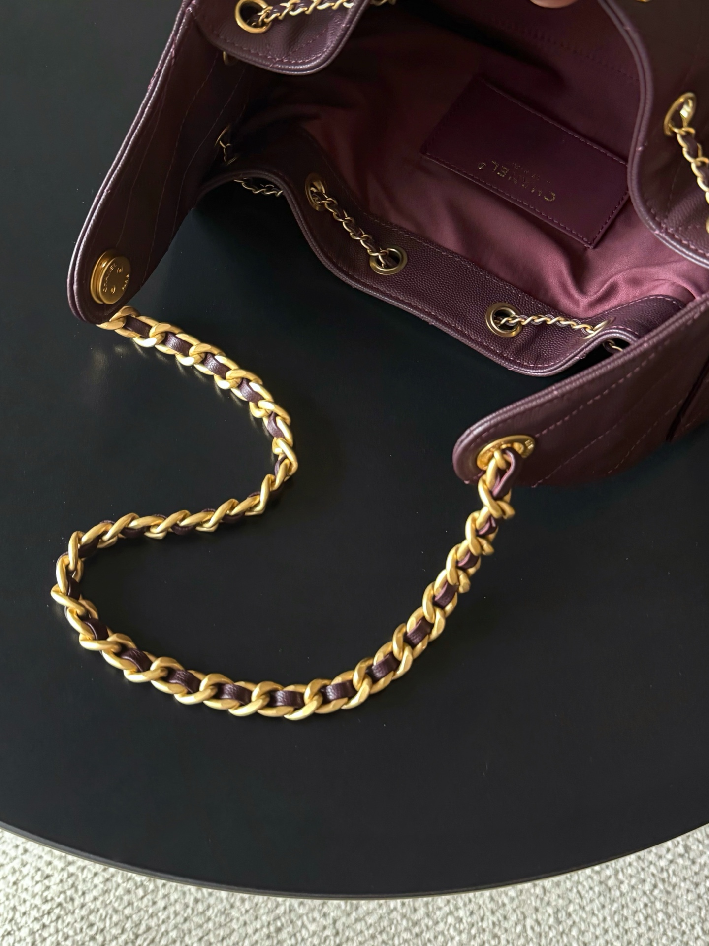 Kleine 25 Tasche Genarbtes Kalbsleder Goldfarbenes Metall Dunkler Rotwein – Bild 7