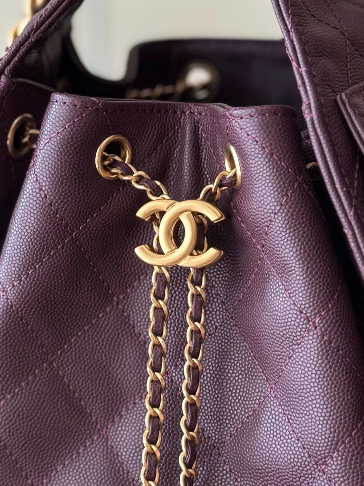 Kleine 25 Tasche Genarbtes Kalbsleder Goldfarbenes Metall Dunkler Rotwein – Bild 6