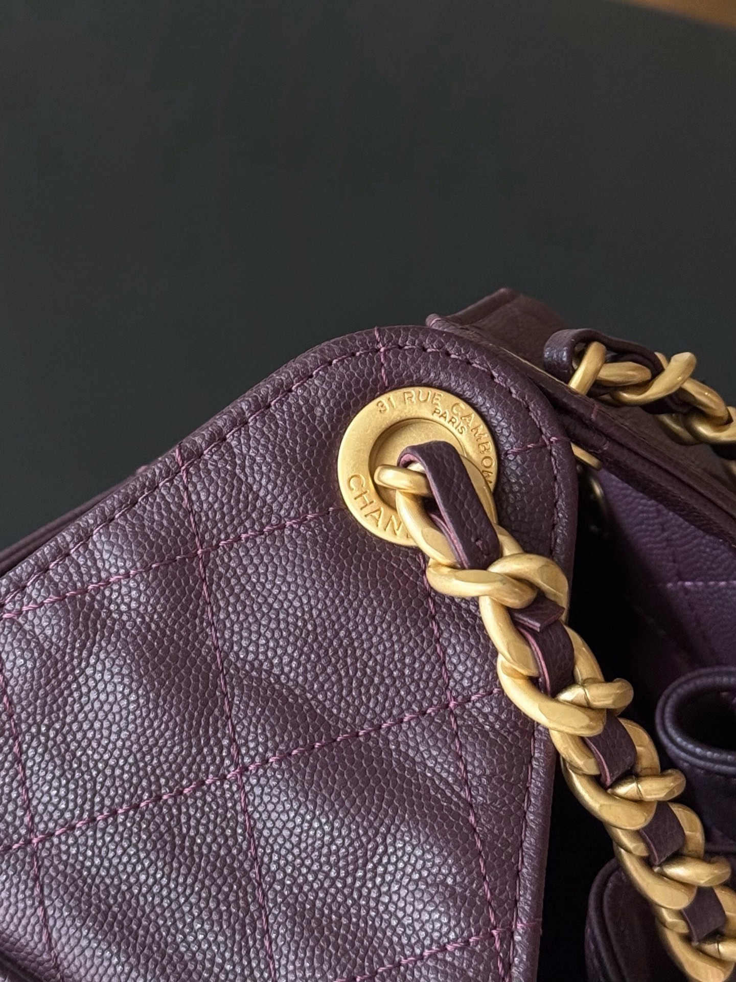 Kleine 25 Tasche Genarbtes Kalbsleder Goldfarbenes Metall Dunkler Rotwein – Bild 8